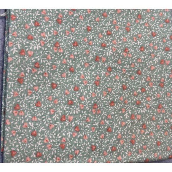 Green Strawberry Pattern Cotton Fat Quarter Fabric 18"x22" For Quilting Craft Pr - Picture 1 of 4